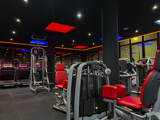 Macchinari per allenamento e tapis roulant nella palestra